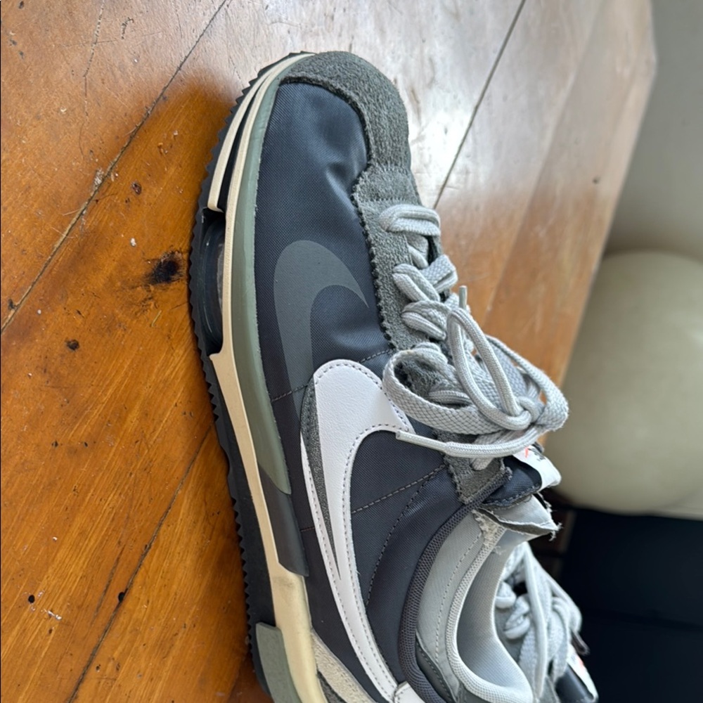 Men's Nike Gray and White Sneakers 9.5 worn lightly good condition